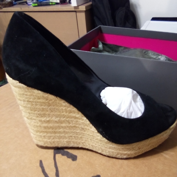 Vince Camuto - Picture 3 of 6